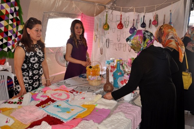 Suriyeli kadın misafirler, el emeği ürünlerini sergiledi
