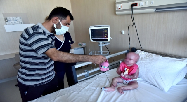İdlib’de çadır kent yangınından kurtarılan Delal bebek Mersin’de sağlığına kavuştu