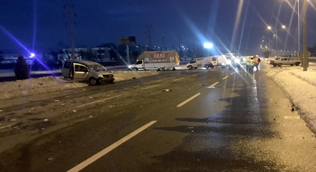 Kahramanmaraş’ta tır ile hafif ticari aracın çarpıştığı kazada 5 kişi yaralandı