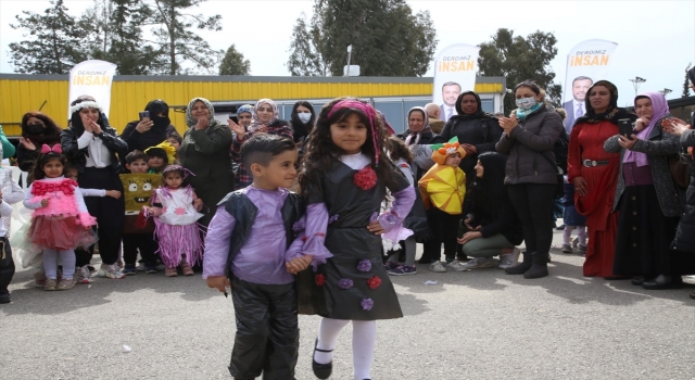 Adana’da çocuklar, atık materyallerle hazırladıkları kostümleri defileyle tanıttı