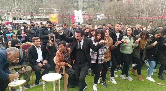 Şarkıcı Latif Doğan, Feke’nin kurtuluş gününde konser verdi