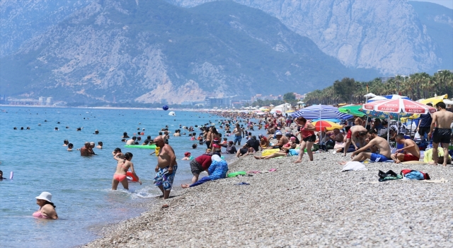 Antalya sahillerinde güneşli hava yoğunluğu