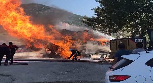 Isparta’da iş makinesi doğal gaz borusunu patlattı, çıkan yangında 3 işçi yaralandı