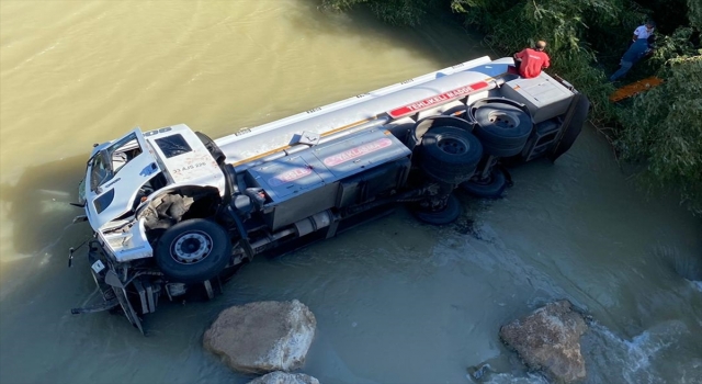 Mersin’de nehre devrilen akaryakıt tankerinin sürücüsü yaralandı