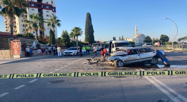 Mersin’de otomobille minibüsün çarpışması sonucu 4 kişi yaralandı