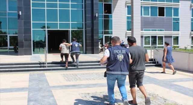 Antalya’da dolandırıcılık yaptıkları öne sürülen 2 şüpheli tutuklandı