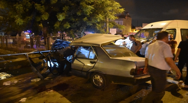 Adana’da servis aracıyla otomobil çarpıştı 1’i bebek 4 kişi yaralandı