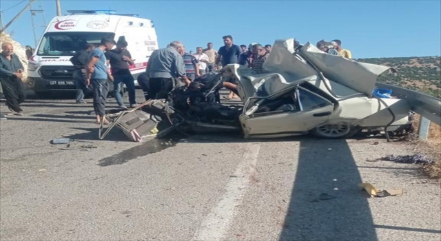 Gaziantep’te kamyonla otomobil çarpıştı, sürücüler yaşamını yitirdi, bir kişi ağır yaralandı