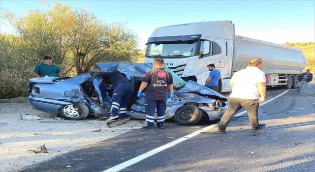 Antalya’da kamyon ile otomobilin çarpıştığı kazada 4 kişi öldü, 1 kişi yaralandı