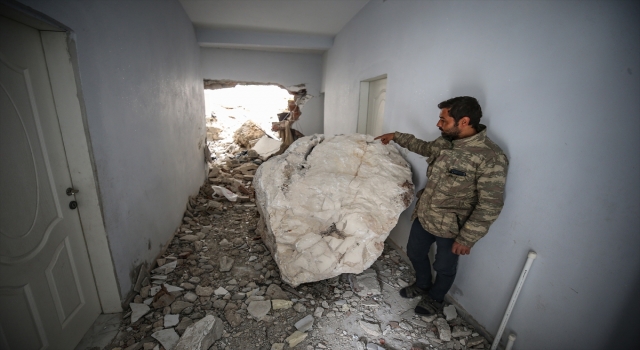 Hatay’da depremde yıkılmayan evlere dağdan kopan kayalar zarar verdi