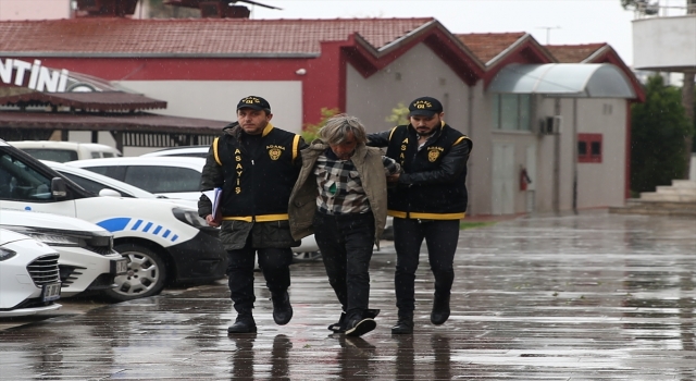 Adana’da otobüs durağında birlikte kaldığı evsizi darbederek öldürdüğü iddia edilen zanlı tutuklandı