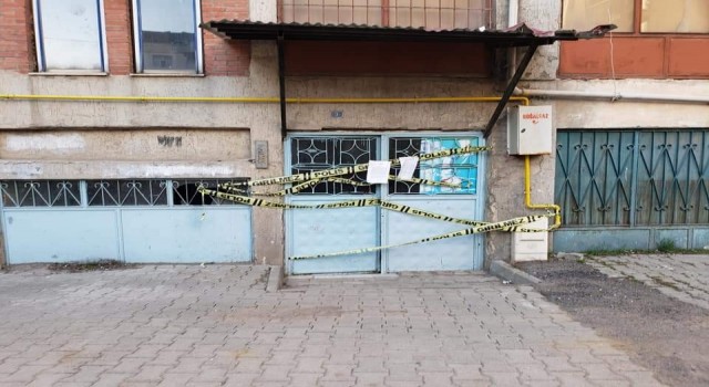 Elazığ Karakoçanda 5 katlı apartman karantinaya alındı