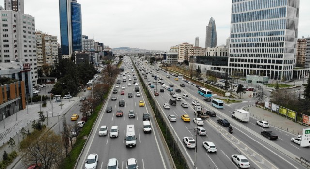 İstanbulda ilk iftar öncesi trafik yoğunluğu başladı