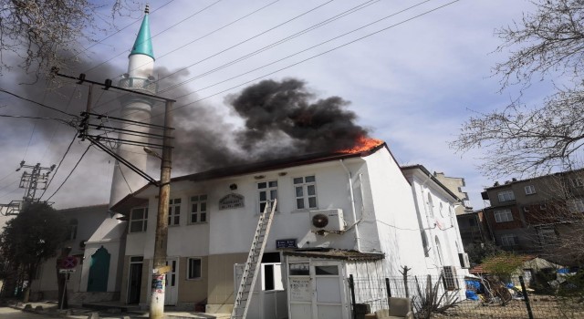 Tekirdağda cami yangını kamerada: Çatı alev alev yandı