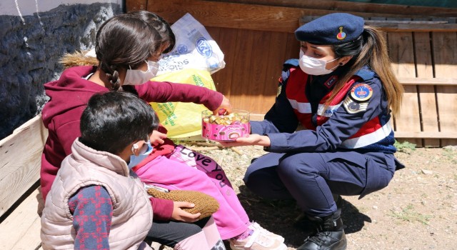 Yozgatta jandarma ekipleri köydeki çocukların bayramını kutladı