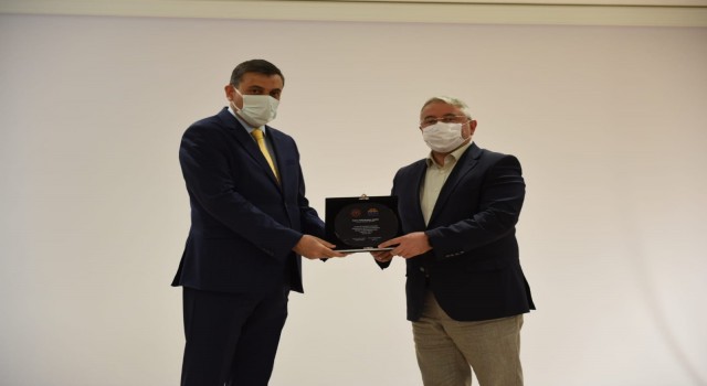 Pandemi sürecinde katkı sağlayanlara teşekkür plaketi