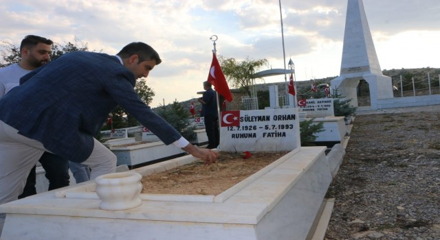 Başkan Yüksel, Başbağlar köyünde şehit edilen 33 vatandaşın kabirlerine karanfil bırakıp dua etti