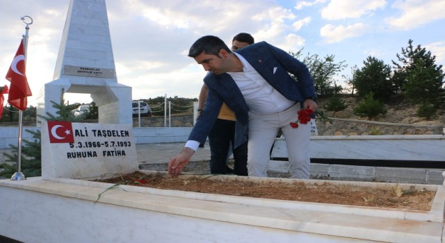 Kartal Belediye Başkanı Yüksel, Başbağlarda şehit edilen 33 vatandaşın kabrini ziyaret etti