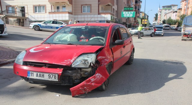 Bilecikte minibüs ile otomobil çarpıştı: 1 kişi yaralandı