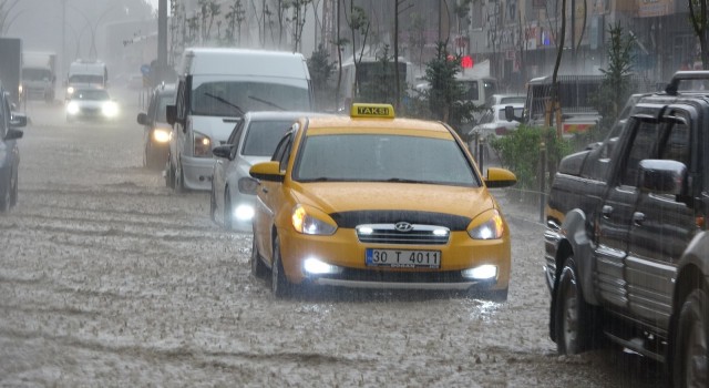 Yüksekovada sel