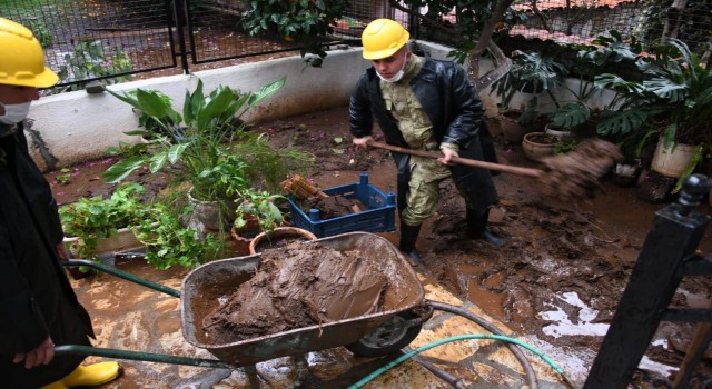 Mehmetçikten yağışlar sonucu ev ve işyerleri hasar gören vatandaşlara yardım