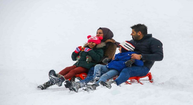 Ankaralı öğrenciler yarıyıl tatilinin keyfini Elmadağ Kayak Merkezinde çıkarıyor
