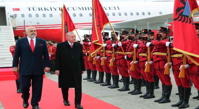 Cumhurbaşkanı Erdoğan, Arnavutlukta resmi törenle karşılandı