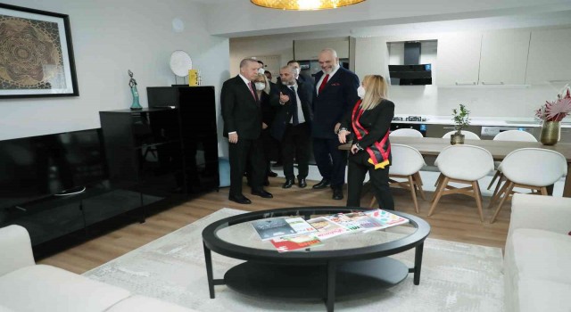 Cumhurbaşkanı Erdoğan, Arnavutluktaki deprem konutlarındaki örnek daireyi inceledi