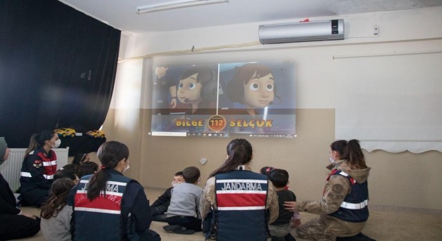 Diyarbakırda jandarma ekipleri çocuklara hediye verip birlikte film izledi