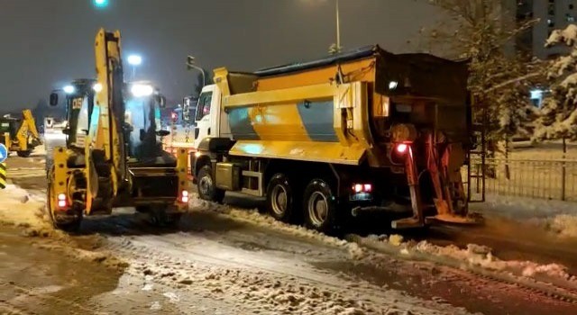 Diyarbakırda kar mücadelesi aralıksız sürüyor
