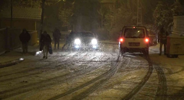 Maltepede karla kaplanan yollarda araçlar kaydı