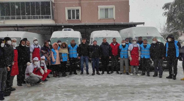 Nusaybinde Vefa Destek Grubu 5 bin kişiye sıcak yemek dağıttı