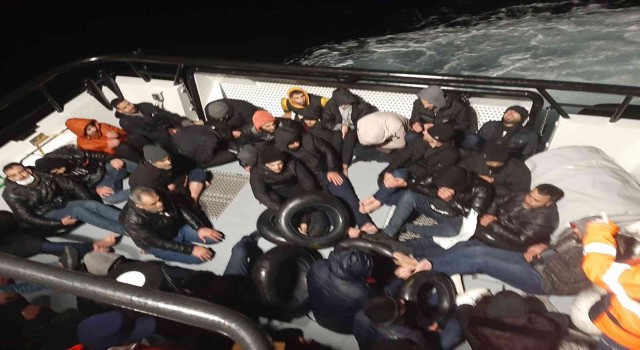 Botları su alan göçmenler kurtarıldı
