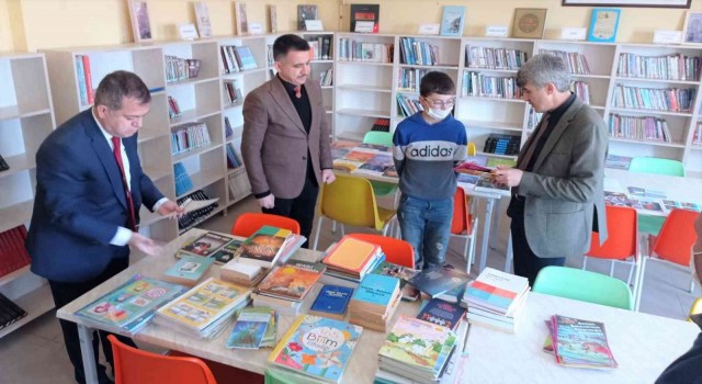 Rektör Prof. Dr. Kazım Uysal, İnköy Ortaokuluna kitap bağışladı