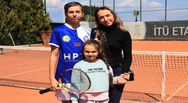 Ukraynalı tenisçi, ailesiyle birlikte savaştan kaçıp Adanaya sığındı