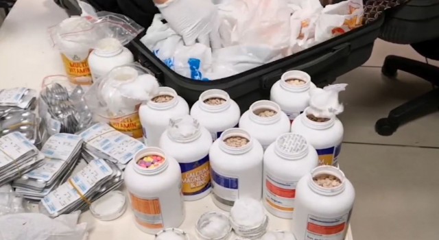 Antalya Havalimanında vitamin kutularından binlerce uyuşturucu çıktı