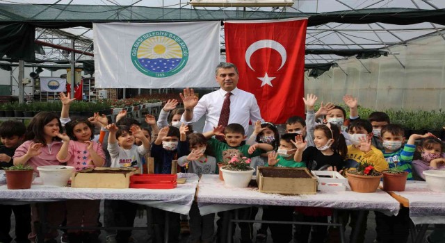 Gölbaşı Belediye Başkanı Şimşek, öğrencilerle birlikte ata tohumlarını toprakla buluşturdu