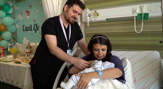 3 bin 652nci doğumunda kendi bebeğini kucağına aldı