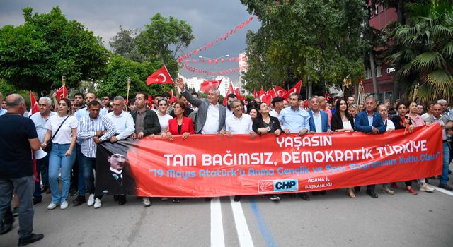 Adana'da 19 Mayıs kutlamaları yürüyüş ve konserle devam etti