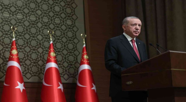Cumhurbaşkanı Erdoğan: Kamu görevlilerimize demokratik hukuk sınırları dışında söz söyleyen herkes bu devletin de bu milletin de düşmanıdır
