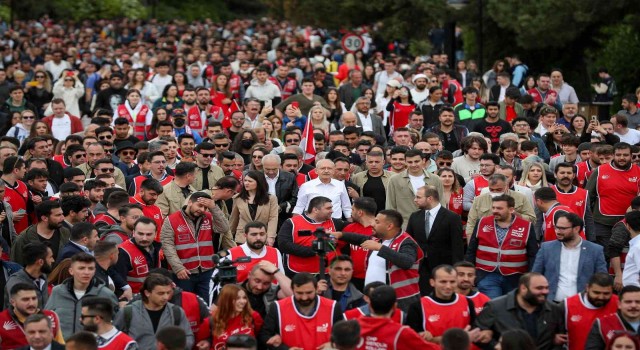 CHP Lideri Kemal Kılıçdaroğlu gençlerle Anıtkabir'e yürüdü