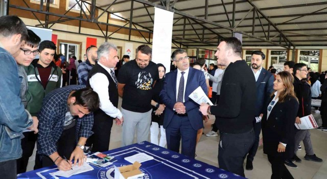 Rektör Aktekin Üniversite Tanıtım Fuarını ziyaret etti