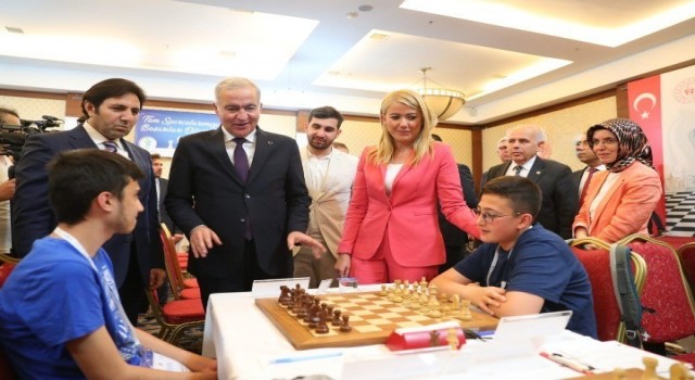 Türkiye Gençler Satranç Şampiyonası Merkezefendide başladı