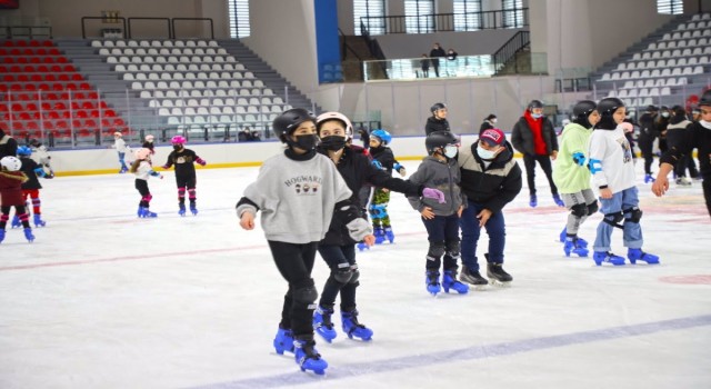 Zeytinburnu Buz Pistinde gençlere ücretsiz kayak eğlencesi