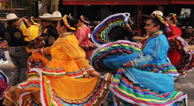 35. TUFAG Uluslararası Halk Dansları Festivali renkli görüntülerle başladı