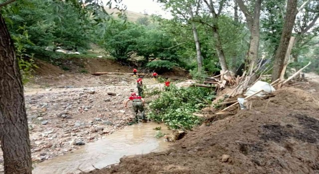 Ankarada yaşanan sel felaketinde kaybolan bir kişiyi arama çalışmaları sürüyor