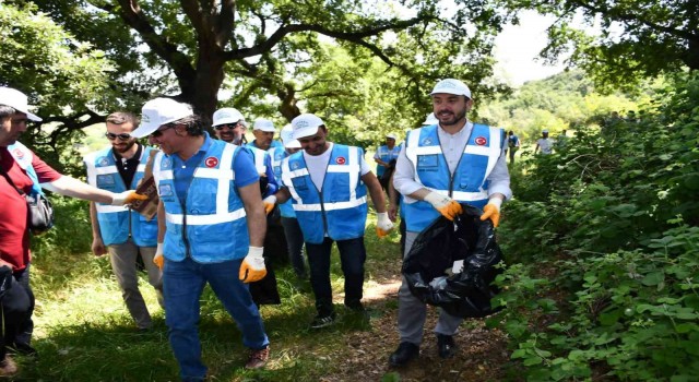 Başkan Tanır, gönüllülerle birlikte çöp topladı