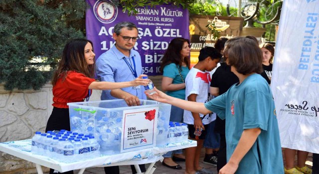 Belediyeden LGSye giren öğrenci ve velilere su ikramı