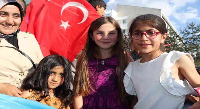 Cumhurbaşkanı Erdoğana sarılarak ağlayan çocuklar İHAya konuştu