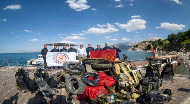 Dalgıçlar çevre gününde Van Gölünde dip temizliği yaptı